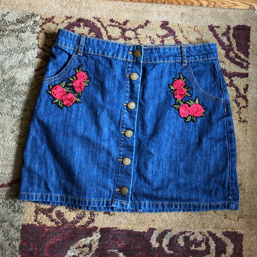 Forever 21 jean skirt with pretty rose appliqué
